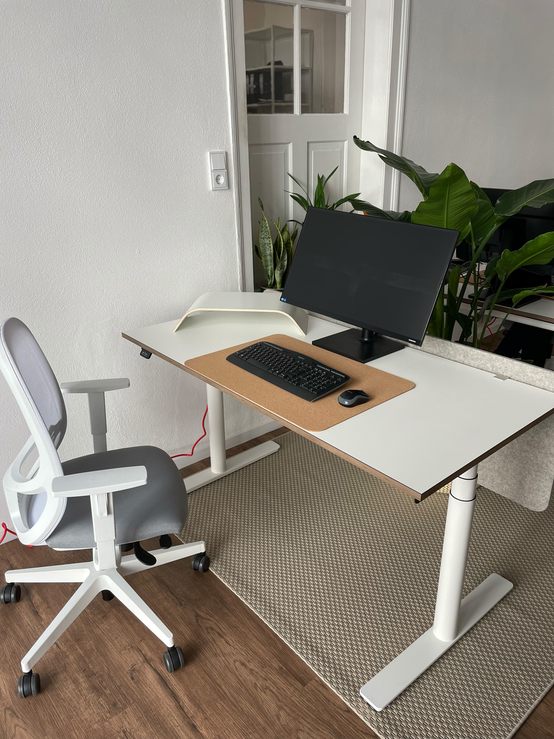 Schreibtisch in klimatisiertem Büro - Desk 1