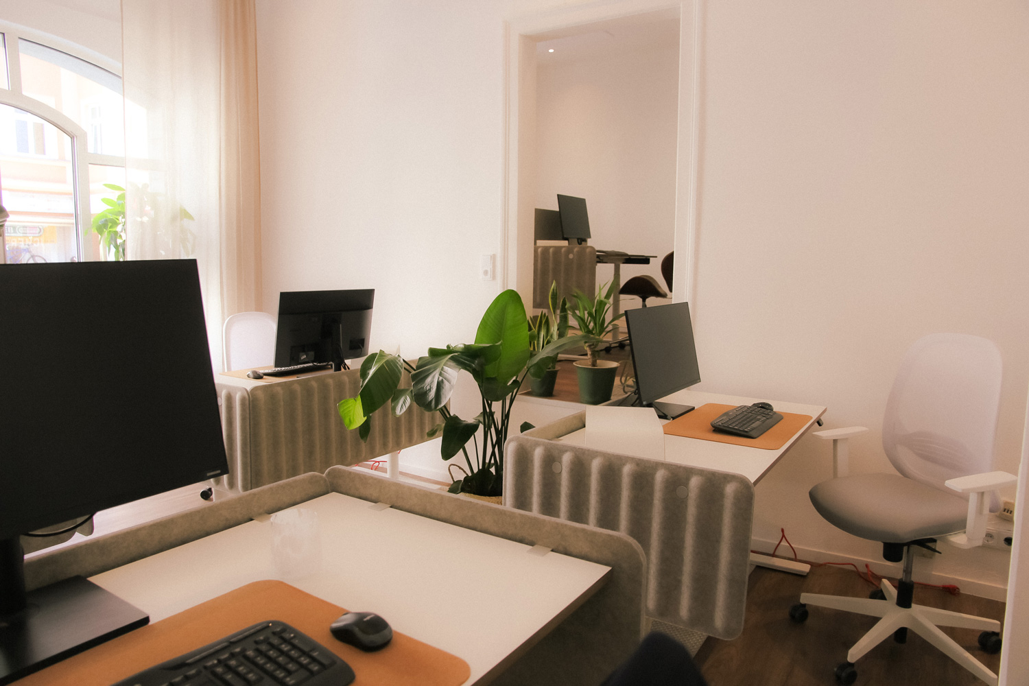 Schreibtisch in klimatisiertem Büro - Desk 3